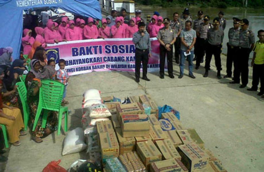 Polres dan Bhayangkari Kampar Berikan Bantuan Korban Banjir di Gunung Sahilan