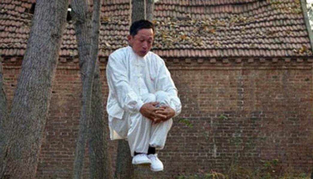 Pria China Ini Bisa Bernafas Meski Leher Diikat