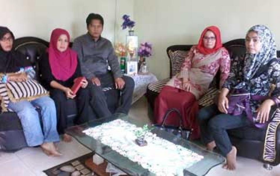 Prihatin Dituding Cabe-cabean, Ade Hartati Kunjungi Keluarga WA