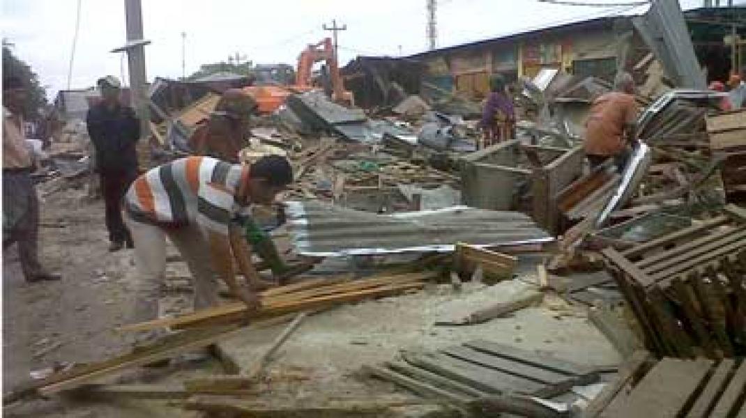 Puluhan Pedagang Pasar Arengka Kumpulkan Puing-puing Eksekusi