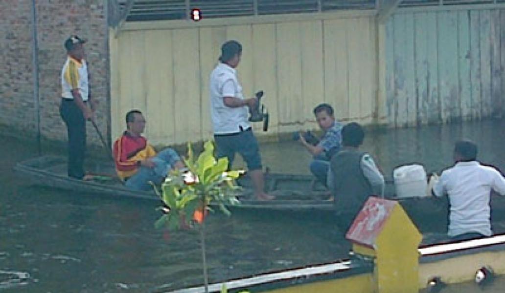 Tinjau Banjir, Bupati Serahkan Bantuan di Langgam