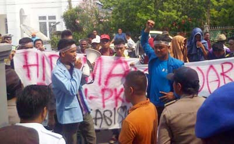 Tuntut Dana Beasiswa,HIPERMAROHI gelar aksi demo didepan kantor DPRD Dan Bupati.