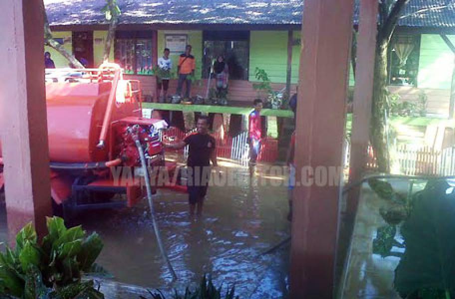 Akibat Banjir Rohul, Bangunan Rusak Siswa Diliburkan