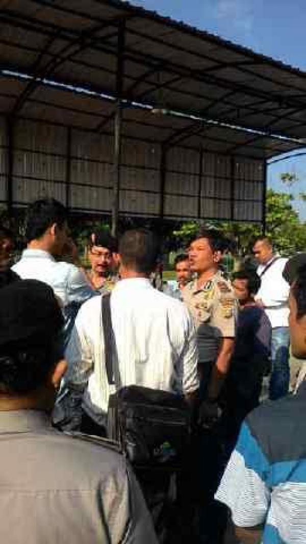 Aksi Demo Eks Buruh PT SMGG, Kanit Binmas Polsek Rumbai Pesisir Lakukan Upaya Persuasif