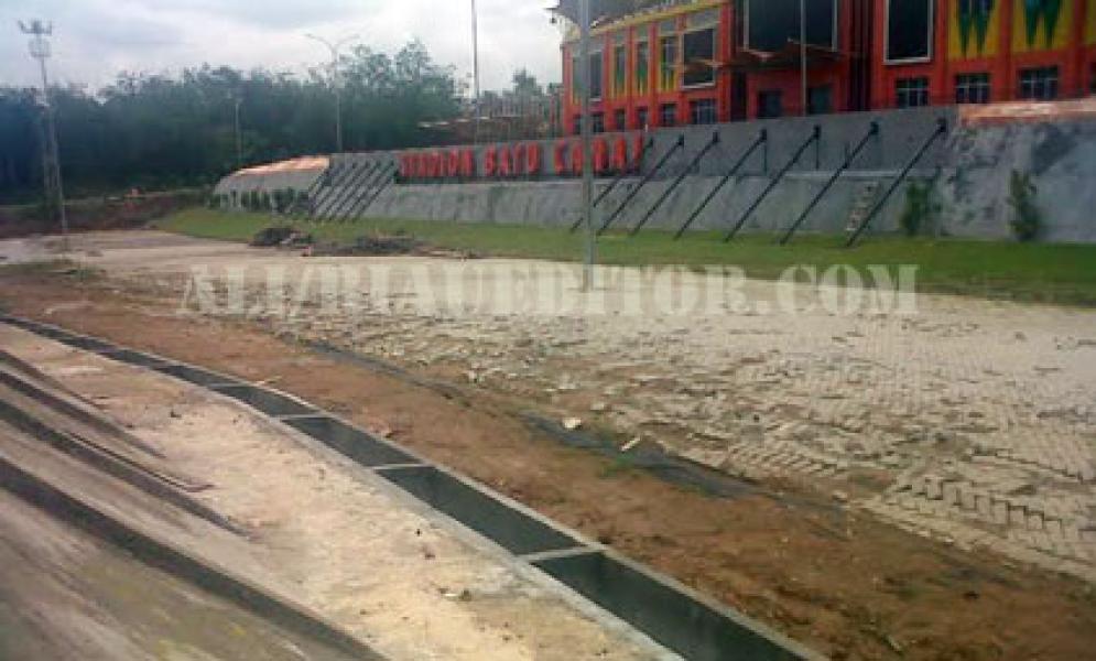 Belum Setahun Dikerjakan Paving Blok Stadion Batu Canai 2015 Terlihat Hancur