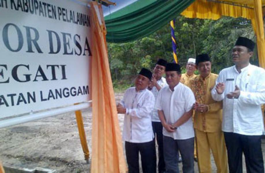 Bupati Harris Resmikan Pemakaian Kantor Desa Segati