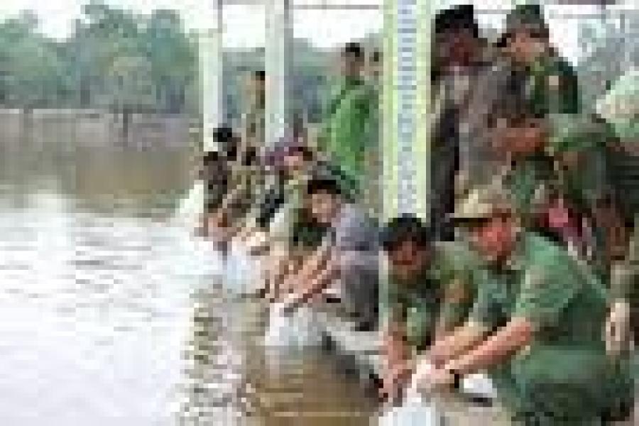 Bupati Harris Restocking 60 Ribu Bibit Baung di Sungai Ara