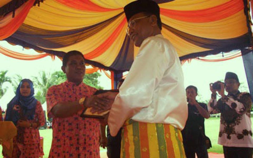 Bupati Rohil Terima Anugerah Riau Pesisir Award 2015
