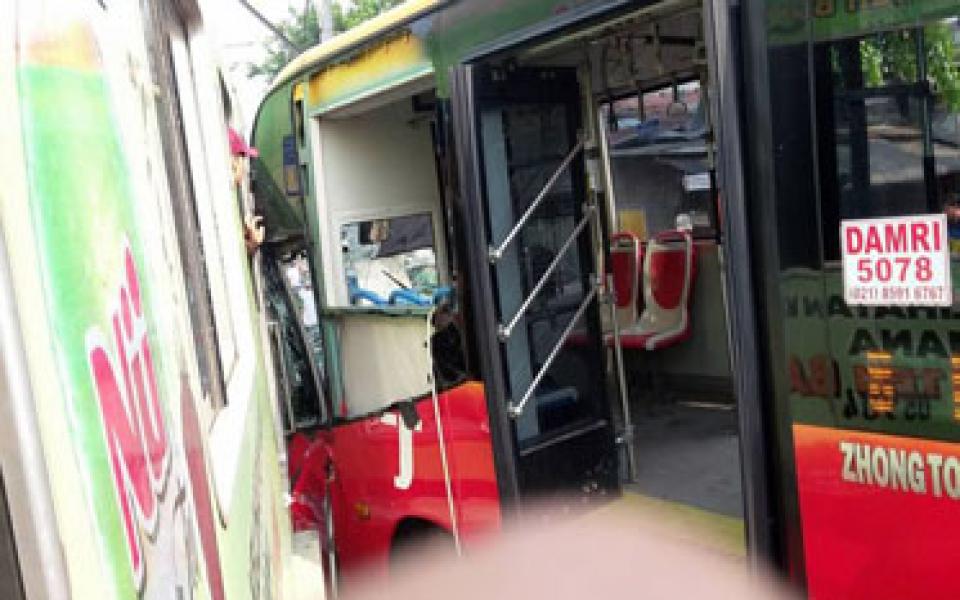 Ditabrak KRL di Kedoya, Moncong Transjakarta Ringsek