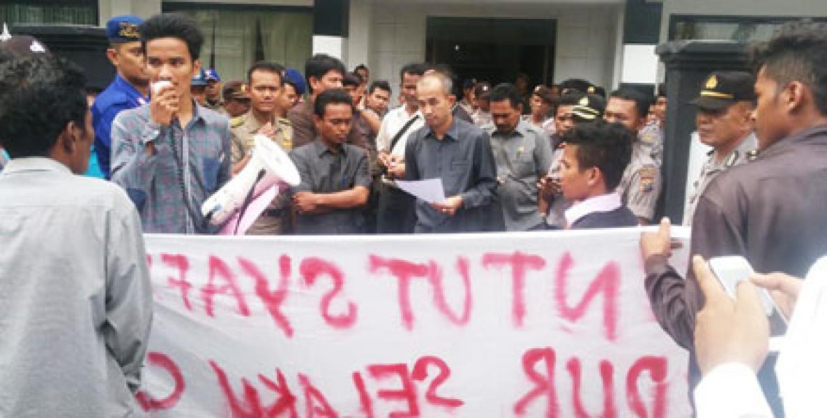 Massa Geramp Tuntut Camat Pekaitan Mundur Dari Jabatan