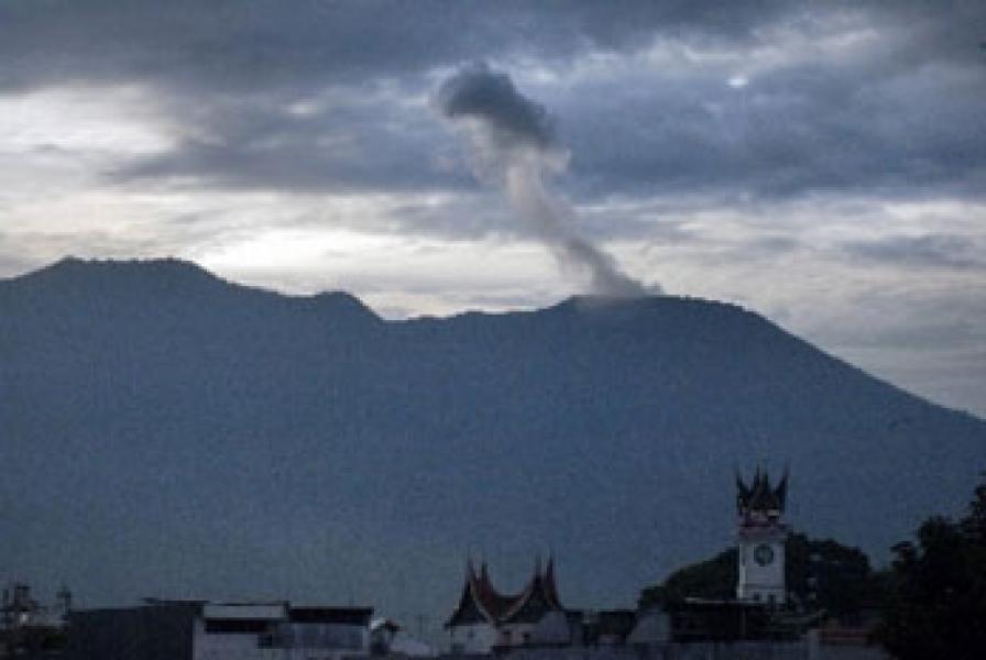 Gunung Marapi Sumatera Barat Meletus