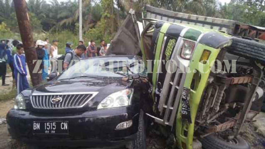Hino Dutro Menabrak Toyota Harrier di Km 25 Simpang Beringin dan Terbalik