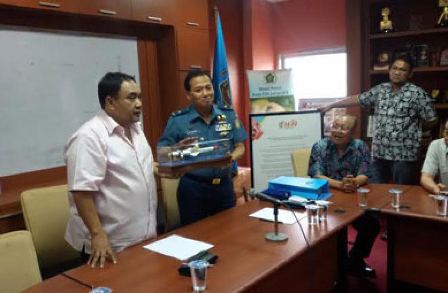 Kadispenal Serahkan Exocet ke Ketua Umum PWI