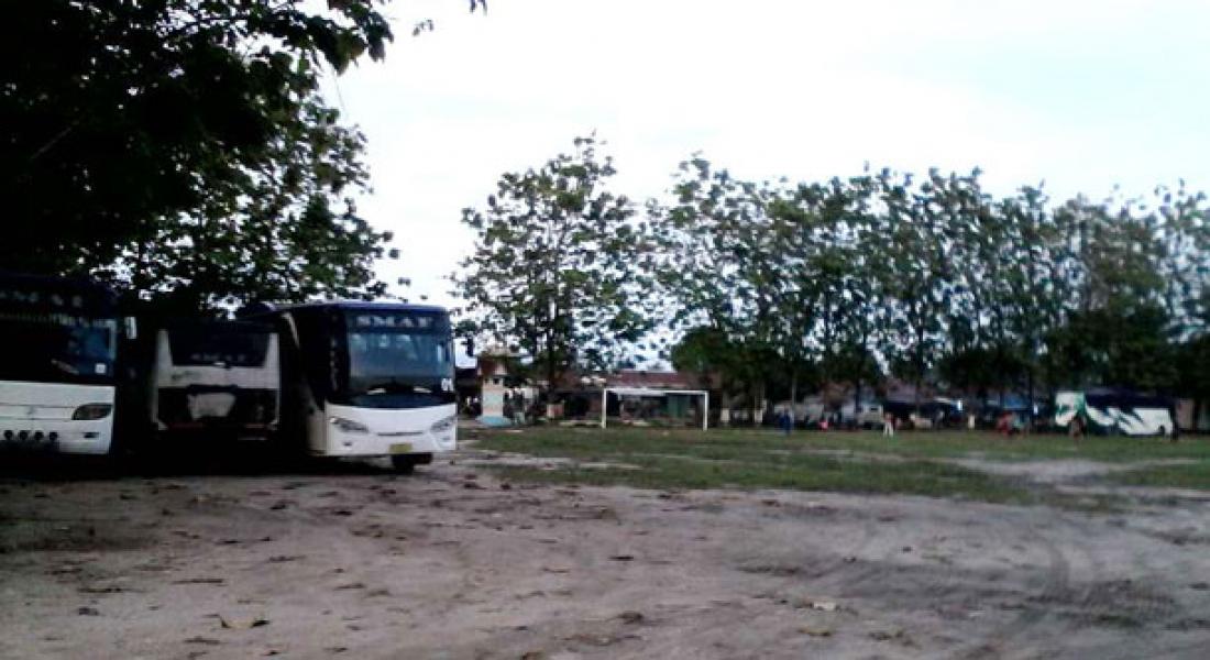 Lapangan Bola Pangkalan Kerinci Jadi Pangkalan Parkir Bus dan Truk Balak