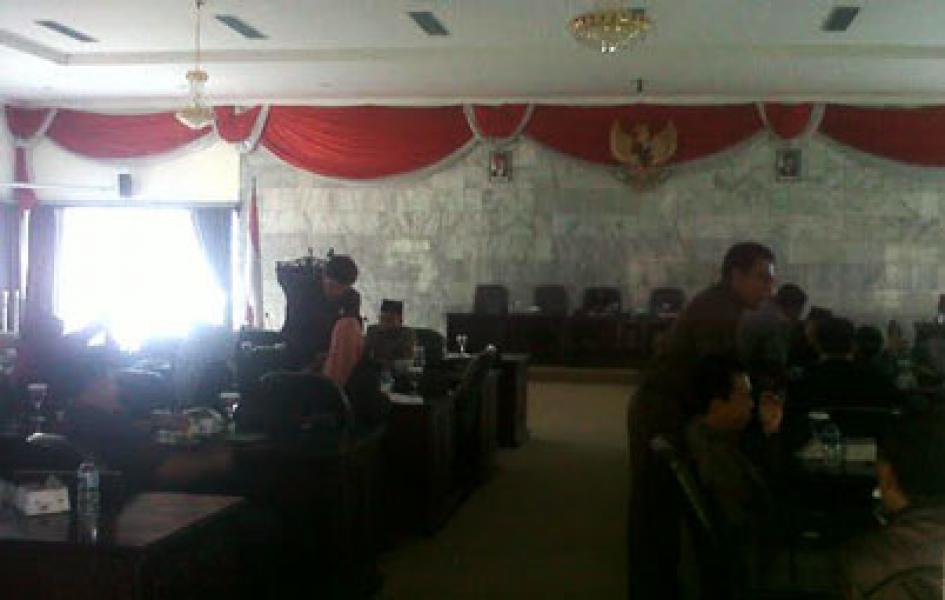 Listrik Di Gedung DPRD Inhu Mati, Rapat Paripurna Dewan Tertunda