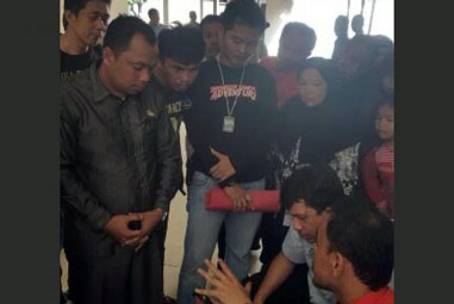 Mengetahui Istri Dibacok, Suami Kepsek SMKN 1 Ukui Terlihat Syok