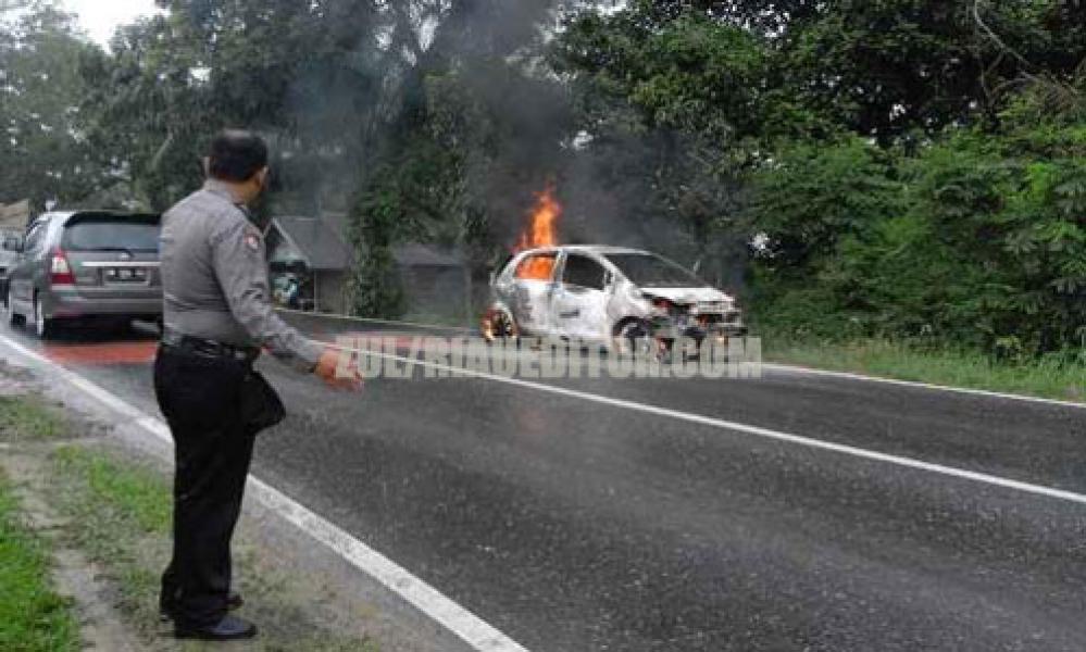 Mobil Toyota Yaris Terbakar di Jalintim Bandar Seikijang