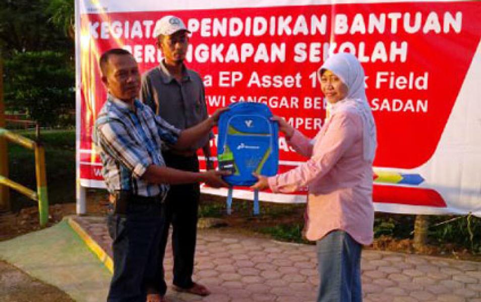 PWI Inhu Salurkan Bantuan Pertamina Lirik Untuk Anak Suku Talang Mamak