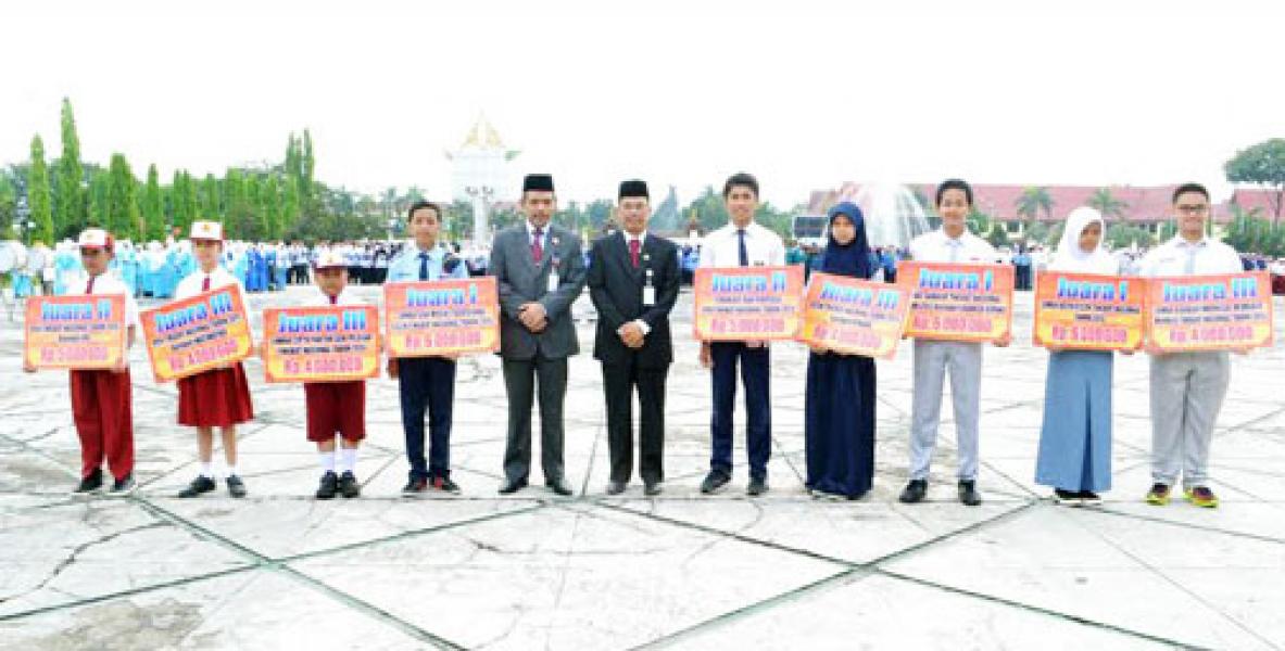 Pemprov Riau Beri Penghargaan kepada 9 Siswa Berprestasi