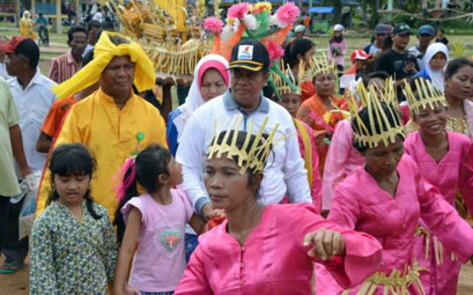 Pj Bupati Larut dalam Rentak Tari Gendong di Festival Pantai Selatbaru