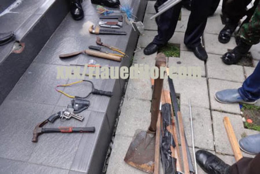 Polisi Sita Berbagai Macam Senjata Tajam Dari Rombongan Liar HMI Asal Makassar