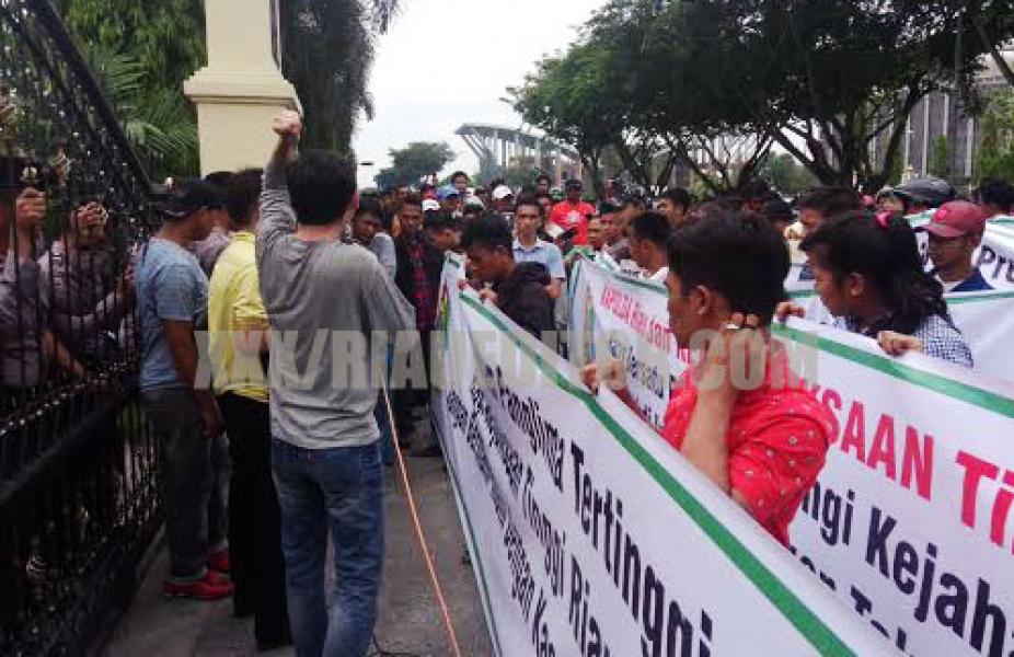 Ratusan Massa Forum LSM Riau Bersatu, Demo Polda dan Kejati Riau Untuk Independen