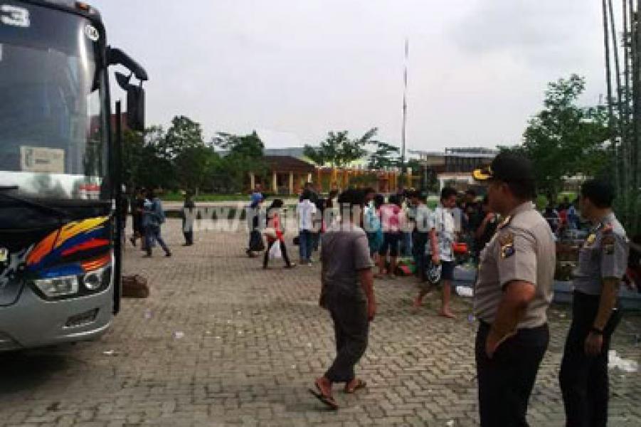 Ratusan Massa Romli Menolak Dipulangkan Sebelum Rekannya Dibebaskan