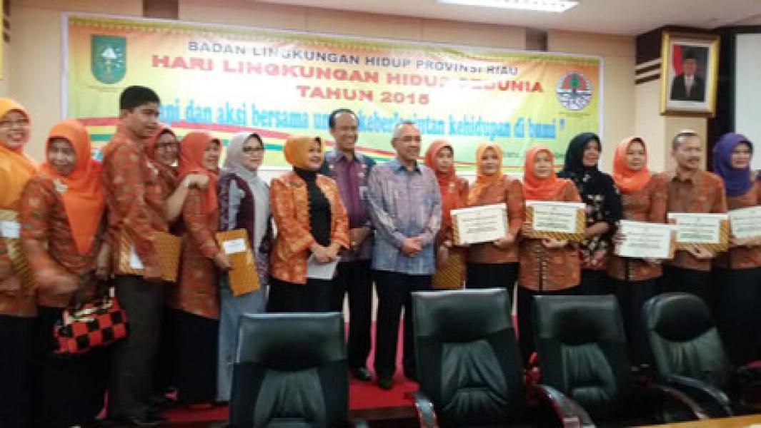 SDN 112 Pekanbaru Terima Penghargaan dari Plt Gubri