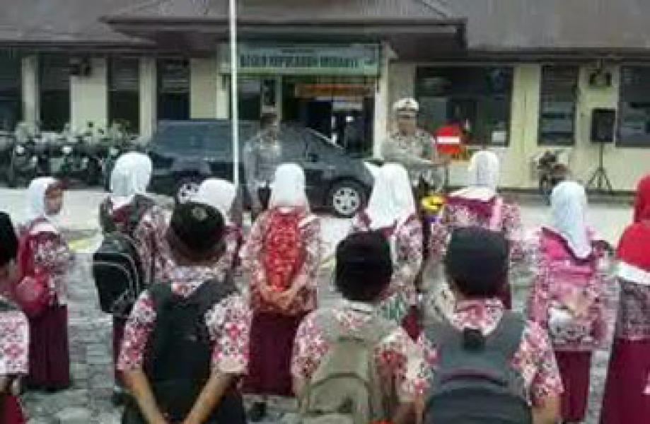 Siswa SD Permata Mendapat Pengenalan Disiplin Berlalu Lintas di Polres Meranti