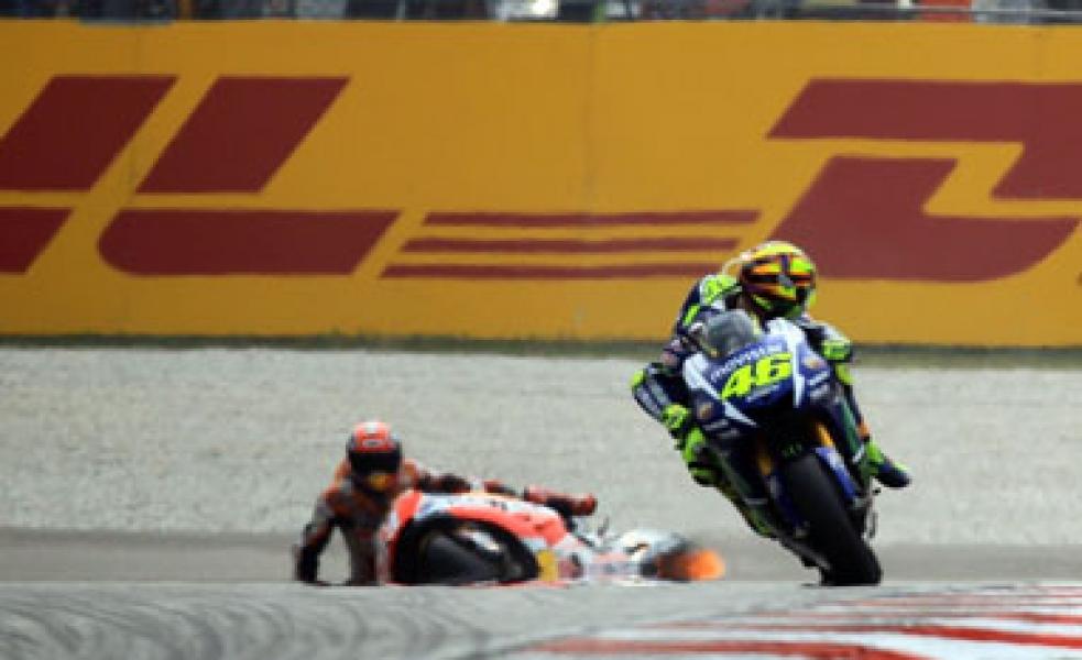 Statistik dari Honda Membuktikan Bahwa Rossi Sengaja Menendang Marquez