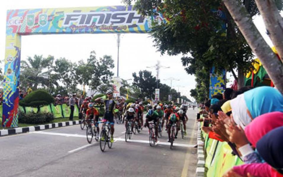 Tim Malaysia dan Indonesia Berbagi Podium