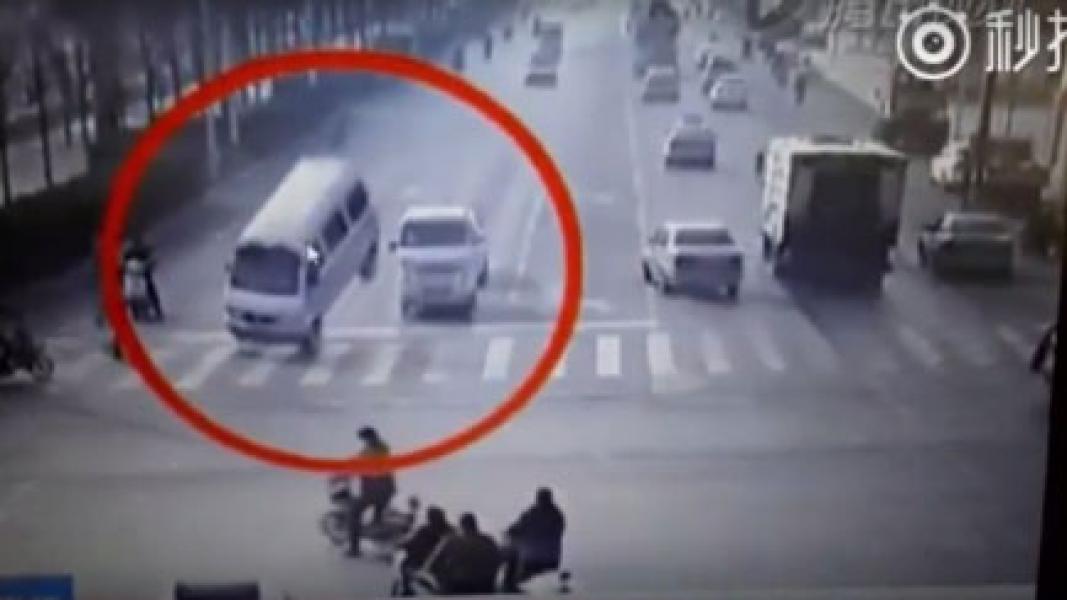 Video Kecelakaan Aneh, buat Netizen Bingung
