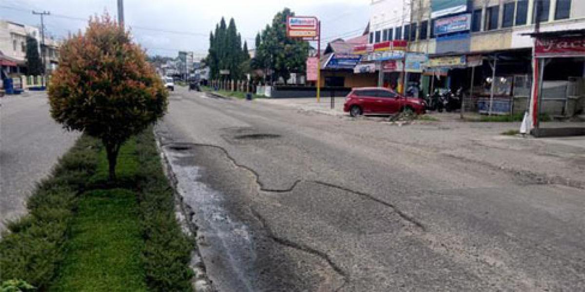 Anggota DPRD Rohul Teddy Mirza Dal, Keluhkan Kerusakan Jalan Ujungbatu