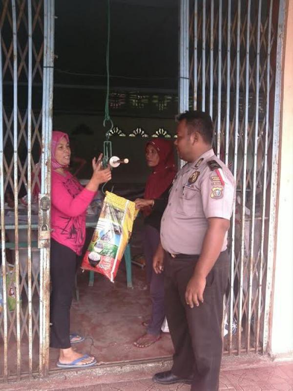 Bhabinkamtibmas Desa Merangin Kawal Langsung Pendistribusian Raskin Kepada Masyarakat