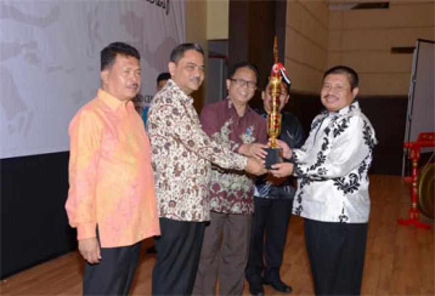 Bupati Bengkalis Amril Mukminin Terima PKH Award dari Gubri