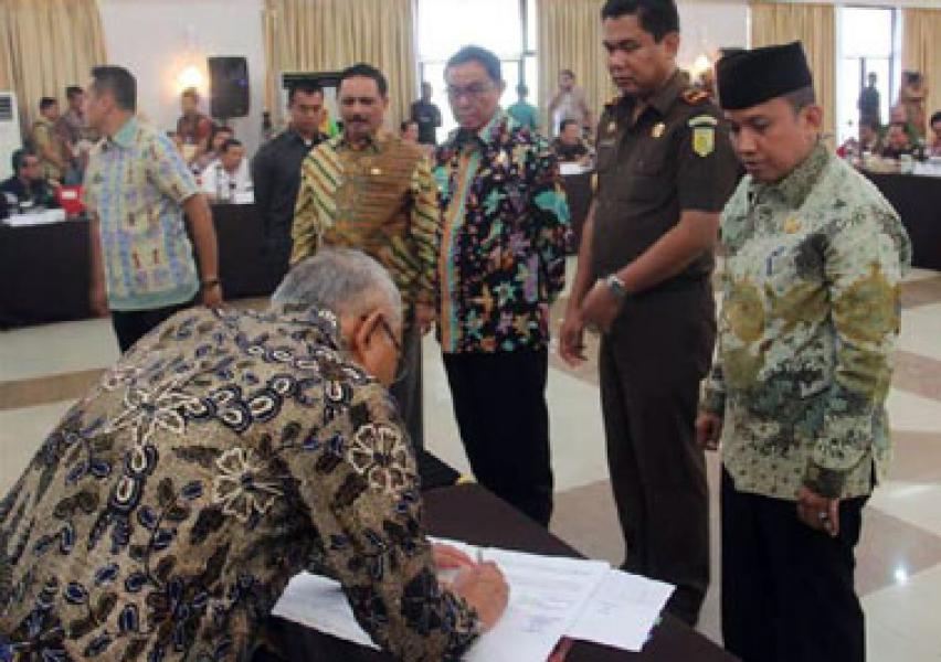 Bupati HM Wardan Teken Naskah Serah Terima Pengalihan Kewenangan Daerah
