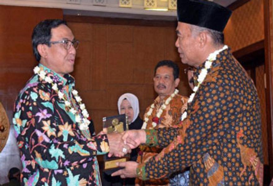 Bupati HM Wardan Terima Penghargaan Kawastara Pawitra