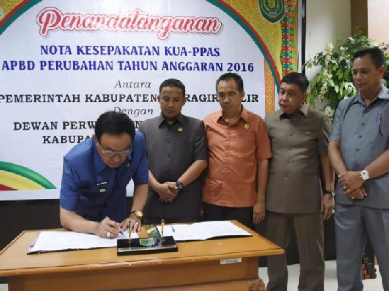 Bupati HM Wardan dan Banggar Tanda Tangani KUA-PPAS APBD-P Inhil 2016