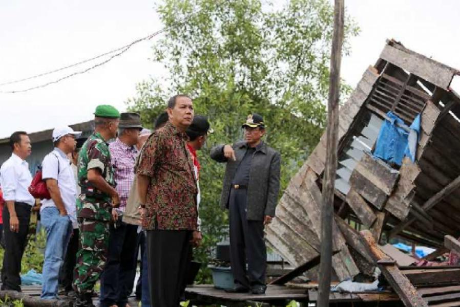 Bupati Inhil Berikan Bantuan kepada Korban Angin Puting Beliung