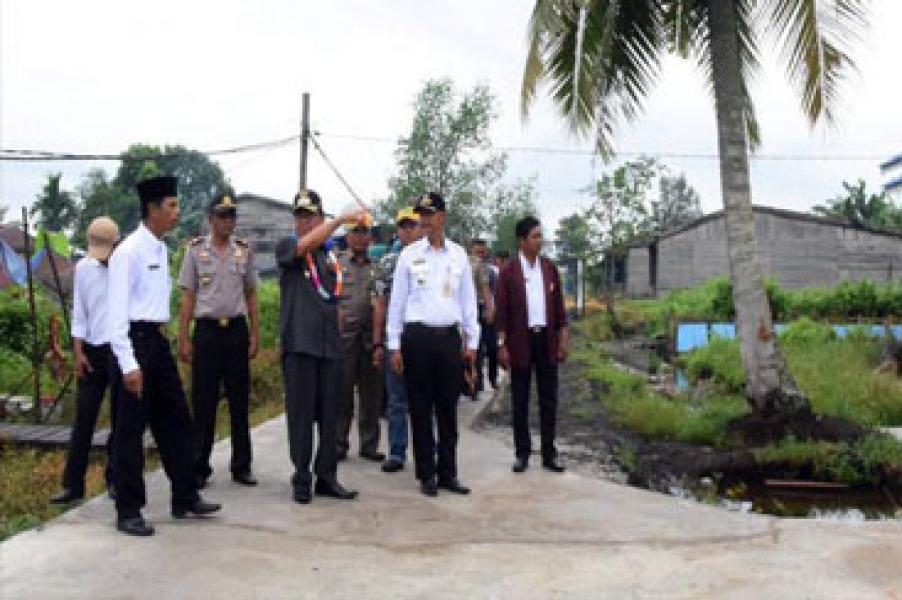 Bupati Tinjau Pembangunan Infrastruktur Di Desa Hidayah Pelangiran