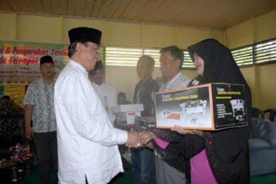 Bupati Wardan Serahkan Bantuan kepada Kelompok Usaha di Desa Kotabaru Seberida