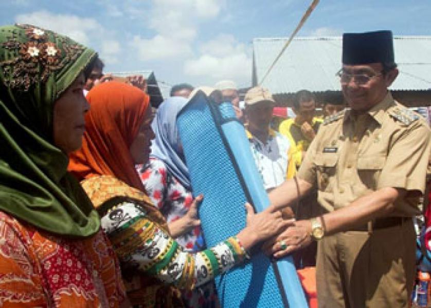 Bupati Wardan Serahkan Bantuan kepada Korban Kebakaran di Malam Lebaran Idul Adha