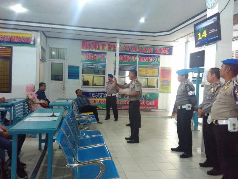 Cegah Calo, Si Propam Polres Kampar Beri Himbauan di Pelayanan SIM