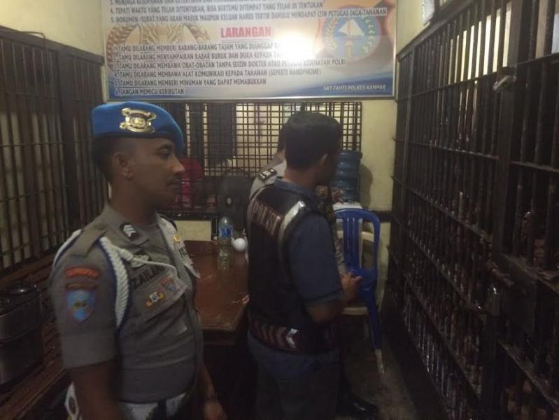 Cegah Tahanan Kabur, Kasat Sabhara Polres Kampar Lakukan Pengecekan Tahanan