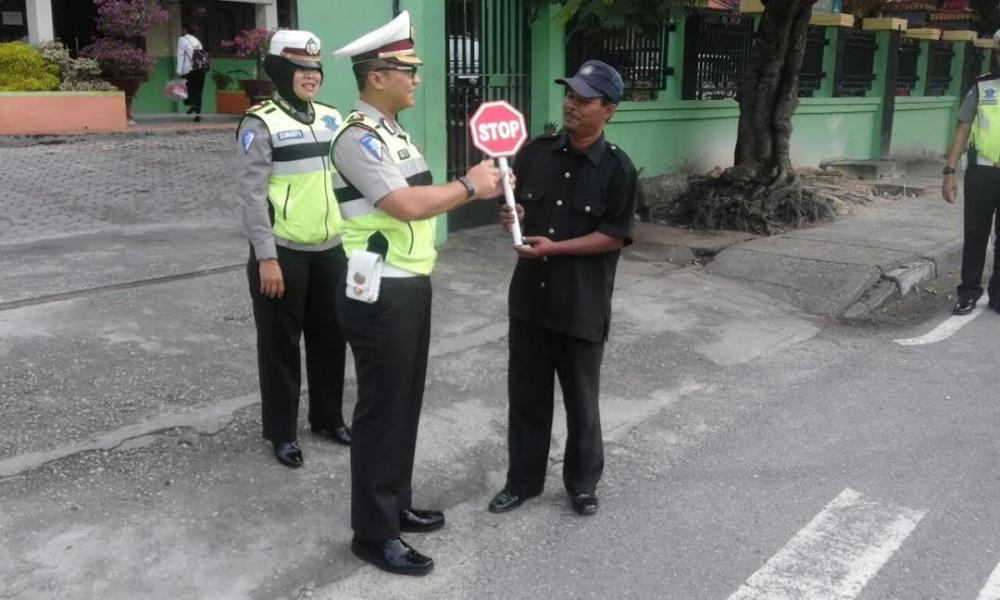 Dalam Rangka Operasi Zebra Siak 2016, Sat Lantas Pekanbaru Bagikan Papan Rambu Portable