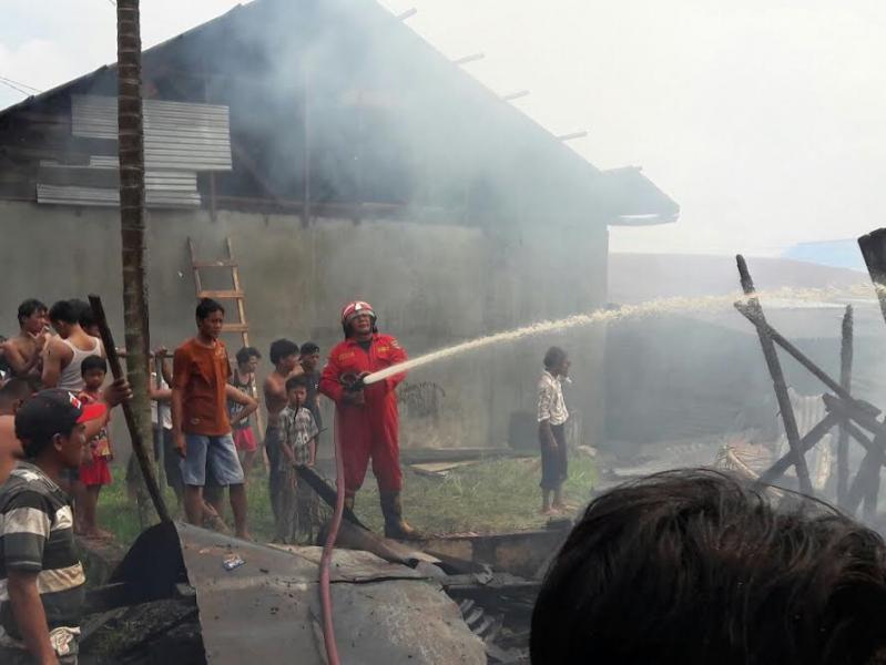 Diduga Akibat Sisa Bakaran Kayu Sebuah Rumah Terbakar