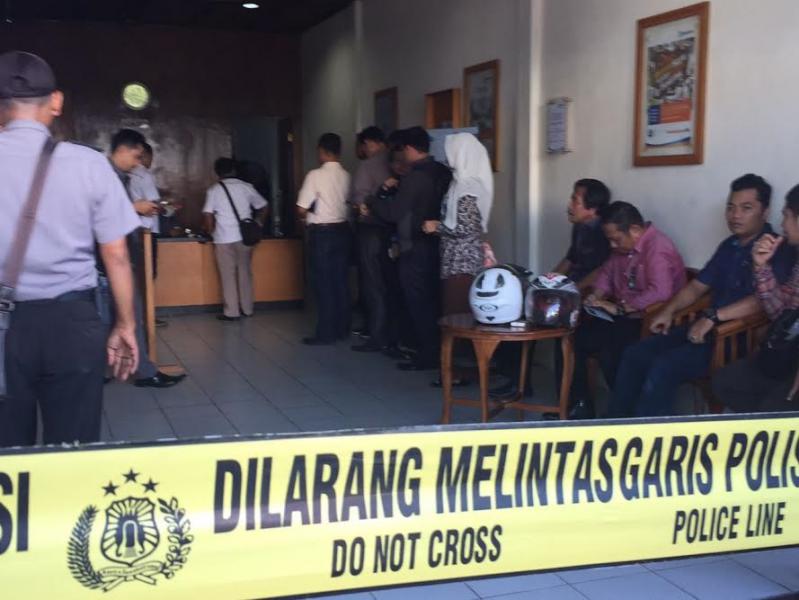 Empat Rampok Bersenjata Api Gasak Kantor Teras BRI