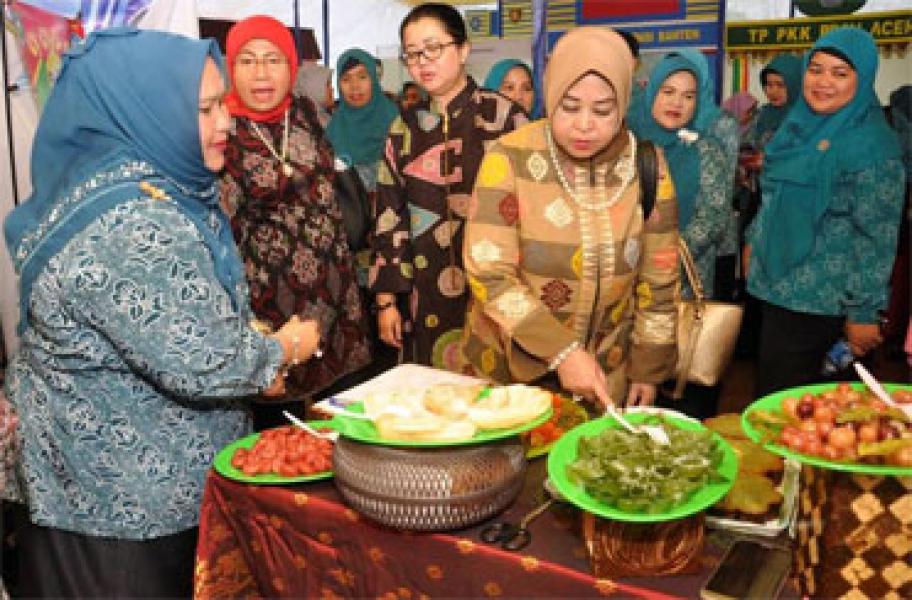 Erni Gundarti Tjahjo Kumolo Puji Stand Riau di Jamnas Kader PKK 2016