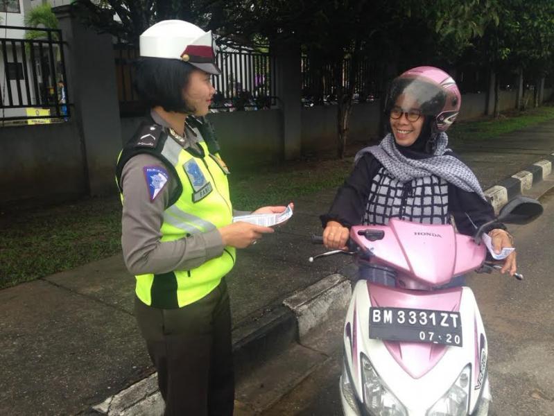 Hari Kedua Ops Zebra Siak 2016 Polwan Satlantas Polres Kampar Berikan Penerangan Keliling