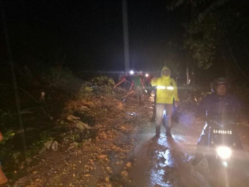 Hujan Lebat di Wilayah Kampar, Akibatkan Longsor Di 3 Titik Dijalan Lintas Riau-Sumbar